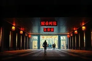 旧钟表匠封面：铺满齿轮与镊子的木质工作台